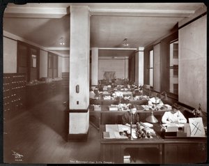 Femmes travaillant dans un bureau de la Metropolitan Life Insurance Co. à la 23e rue et Madison Avenue, New York, 1907